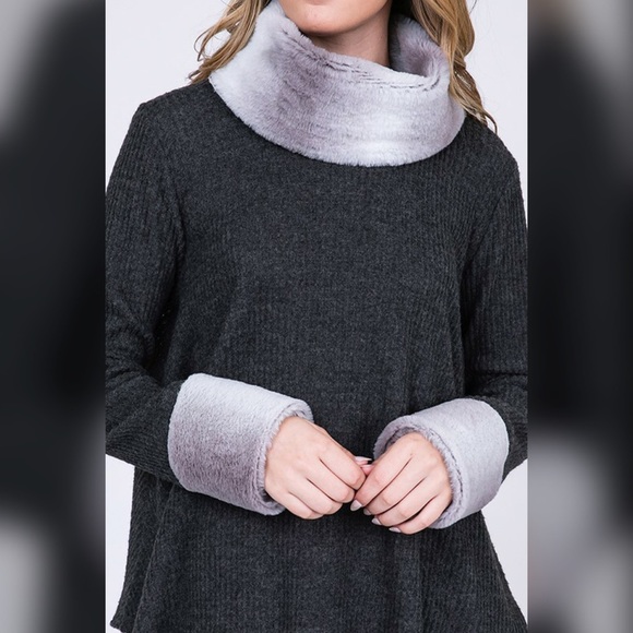 🛍LAST 1! 💕Waffle Knit Faux Fur Detail Tunic - Picture 7 of 7